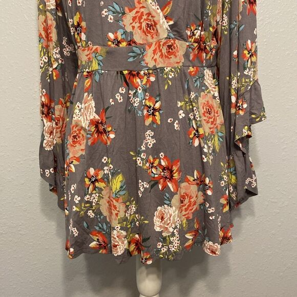 Torrid Gray Floral Super Soft Knits Faux Wrap Chic Romantic Blouse Size 0 - Picture 3 of 9